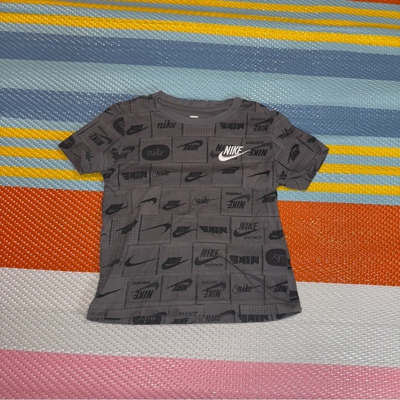 Nike Black Gray Graphic Tee Kids Boys Size 4 X-Small - Picture 1 of 3